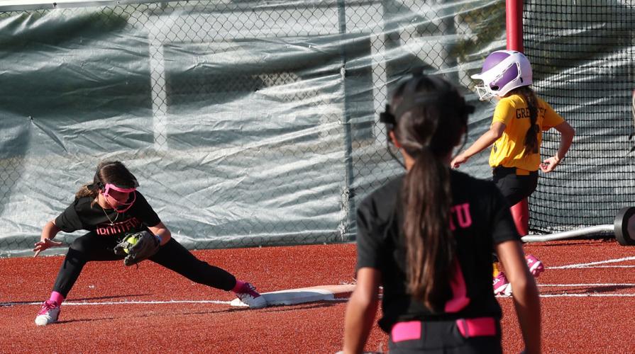 B DIV SEMIFINAL Roberts tags 1b to get Greenfield.jpg